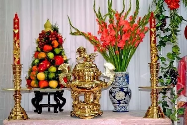 Vị trí đặt hoa trên bàn thờ thu hút tài lộc