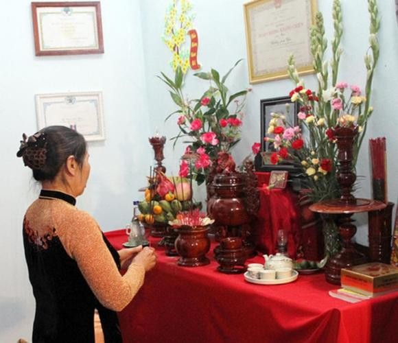 Vị trí đặt hoa trên bàn thờ thu hút tài lộc